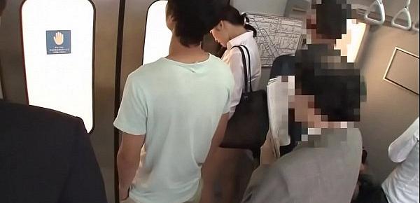  une prof mise à poil par ses élèves dans le métro et obligée de squirter en public